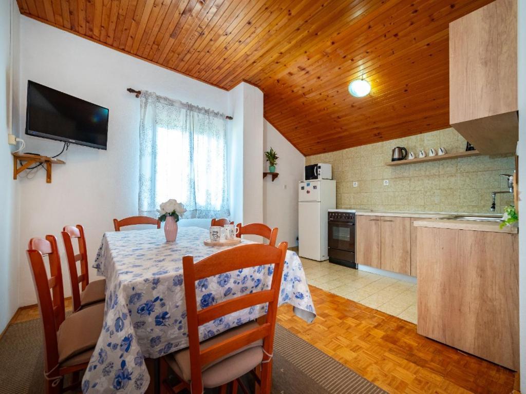 Apartment Matkos - With Garden And Terrace Nin Exterior foto