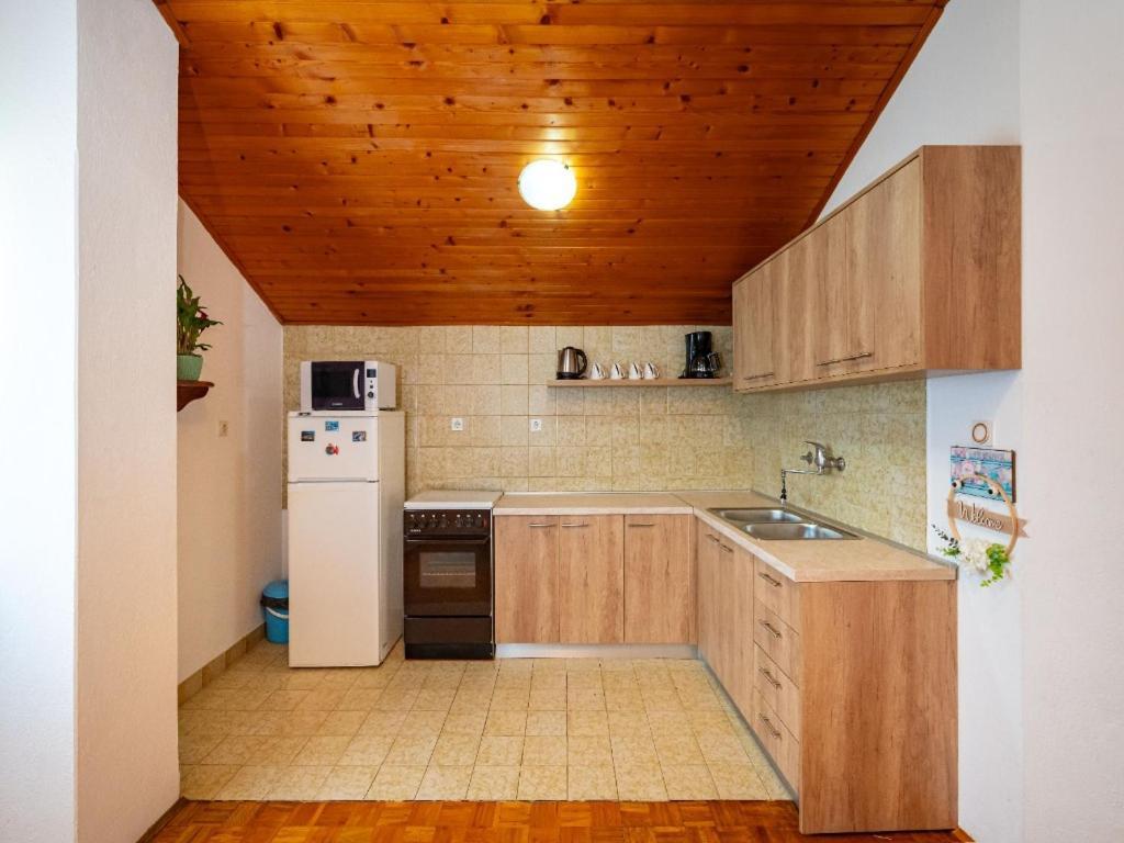 Apartment Matkos - With Garden And Terrace Nin Exterior foto