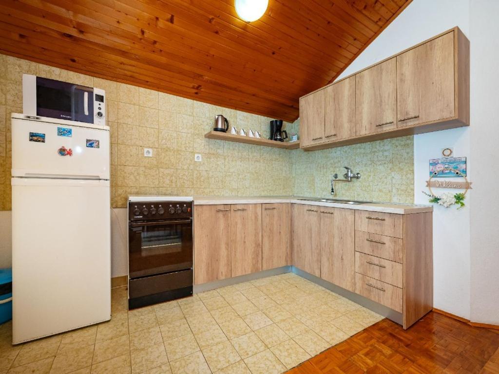 Apartment Matkos - With Garden And Terrace Nin Exterior foto