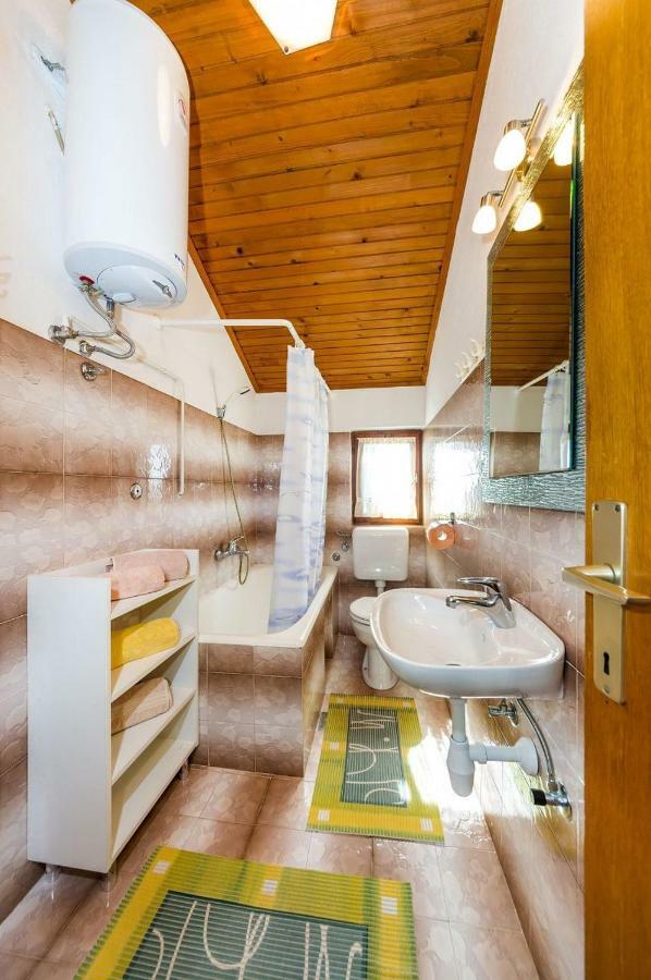 Apartment Matkos - With Garden And Terrace Nin Exterior foto
