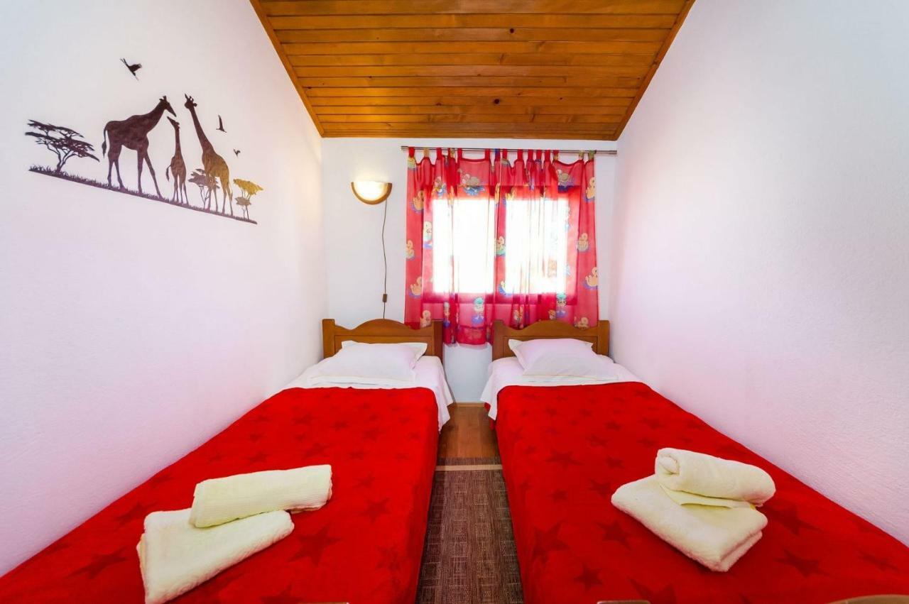 Apartment Matkos - With Garden And Terrace Nin Exterior foto